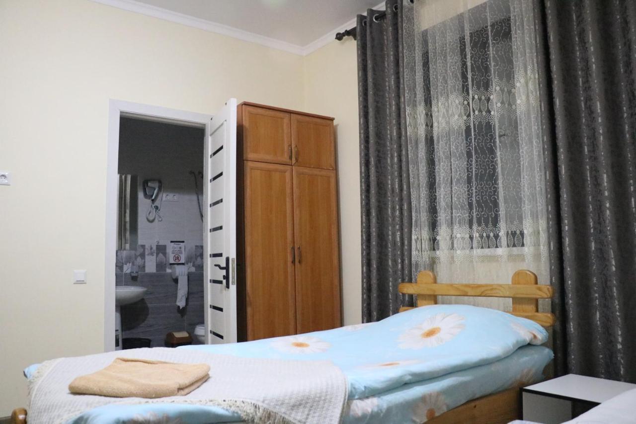 Tuenduek Guest House, คาราโคล ภายนอก รูปภาพ